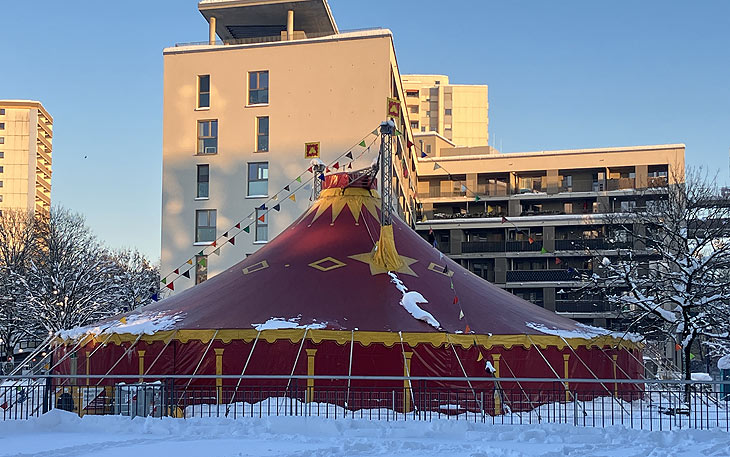 Neuperland startete am 1. Adventswochenende mit viel Schnee auf dem Zelt (©Foto: Marikka-Laila Maisel) 